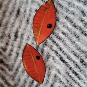 😸VTG Enamel Plated Screw-On Earrings – Leaf Motif